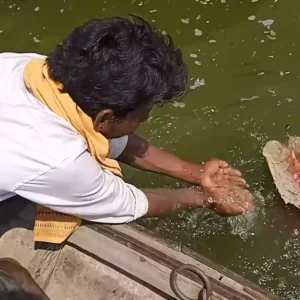 How long does the Tarpan ritual take at Prayagraj Sangam?