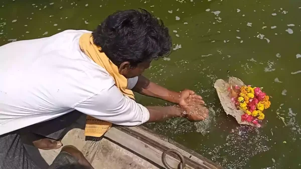 How long does the Tarpan ritual take at Prayagraj Sangam?