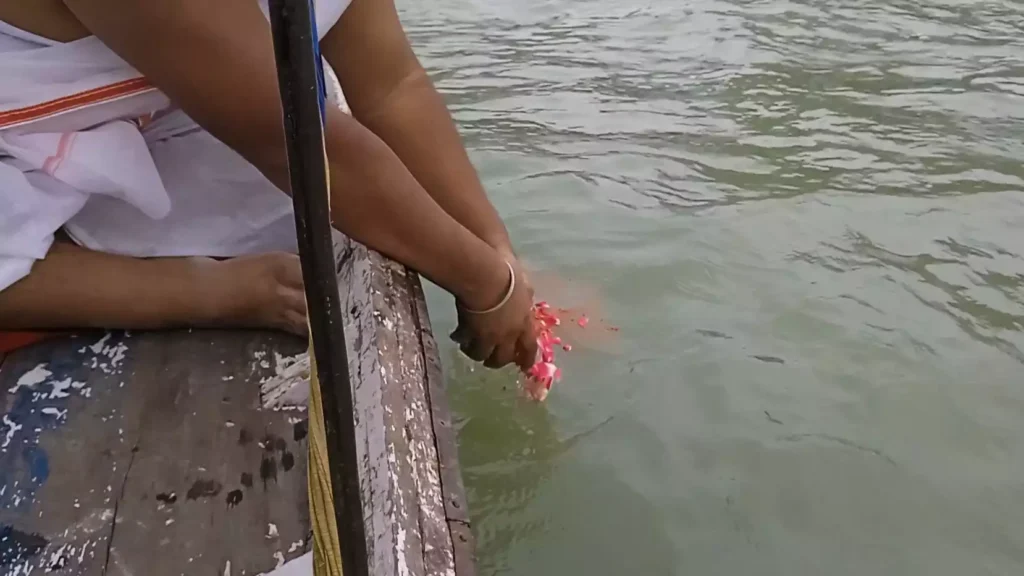 Who is eligible to perform Tarpan in Prayagraj?