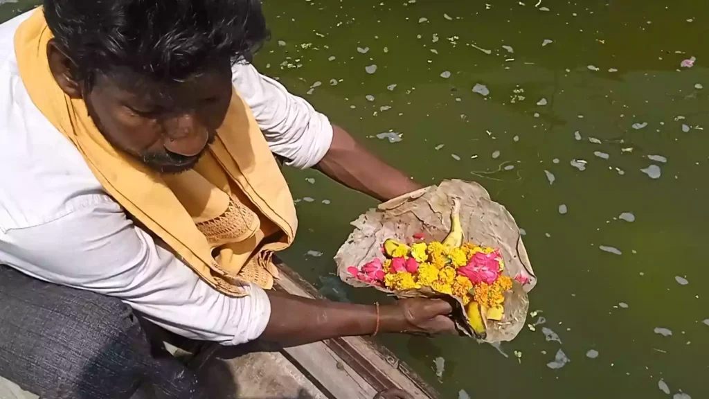 What are the specific spiritual benefits attributed to Tarpan at Prayagraj Sangam?