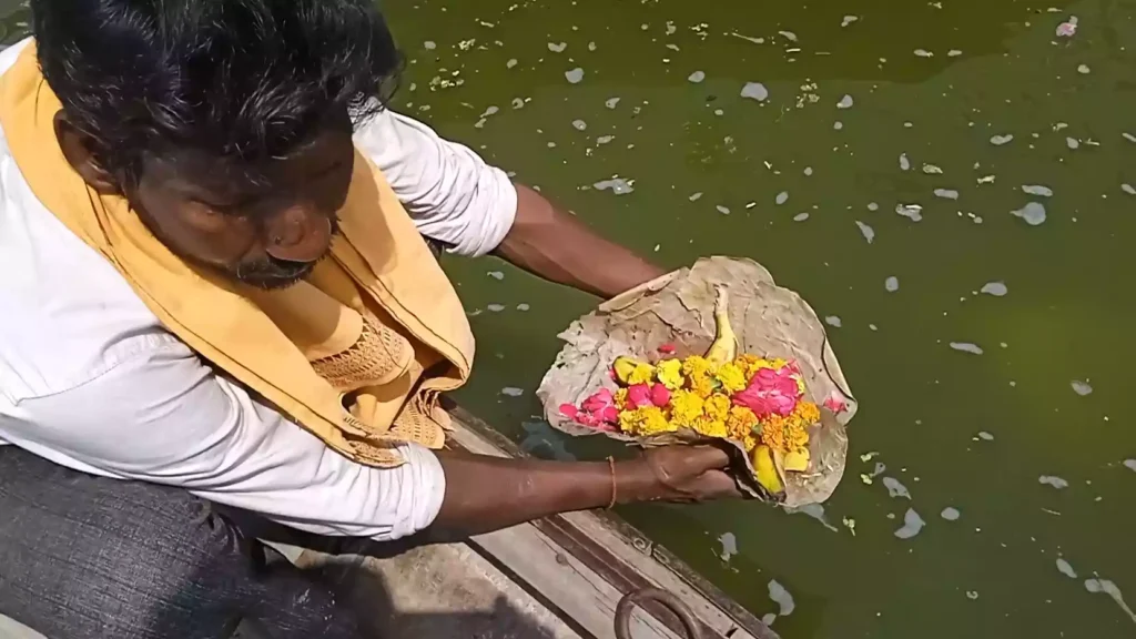 How does Tarpan in Prayagraj differ from Gaya and Varanasi?