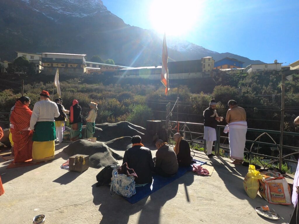 What is the significance of the Alaknanda River at Brahmakapal?