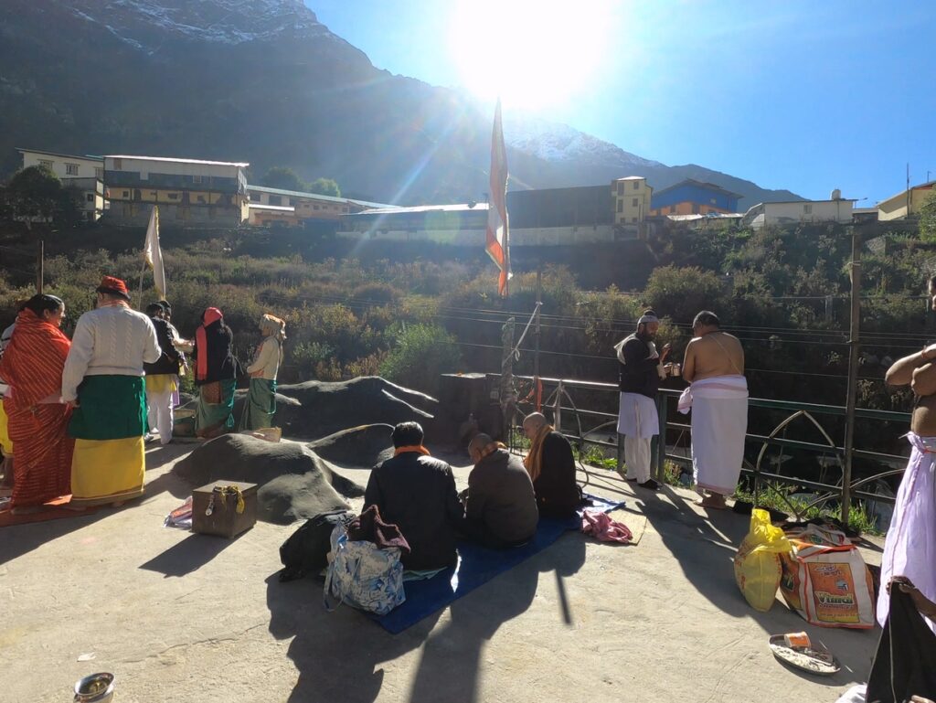 Is prior booking required for Pandits or the ritual space at Brahmakapal?