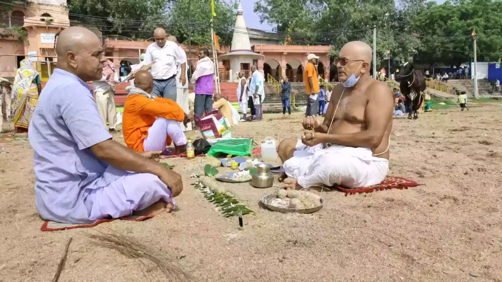 Are there specific mantras chanted during Pitru Paksha rituals?