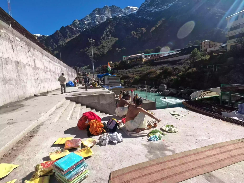 What are the spiritual benefits for ancestors and descendants from observing Pitru Paksha?