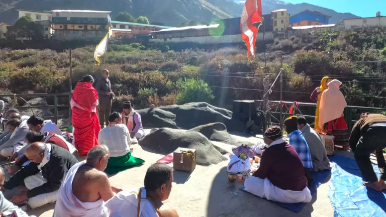 Devotees performing pind daan at brahmakapal badrinath