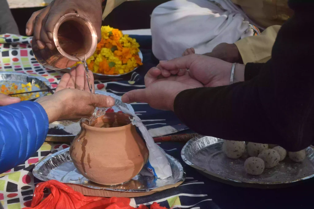 How long does the Asthi Visarjan ritual typically take at the Sangam?