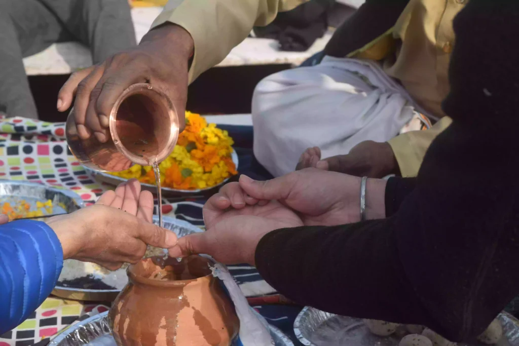 What is the approximate cost involved in performing Asthi Visarjan in Prayagraj?