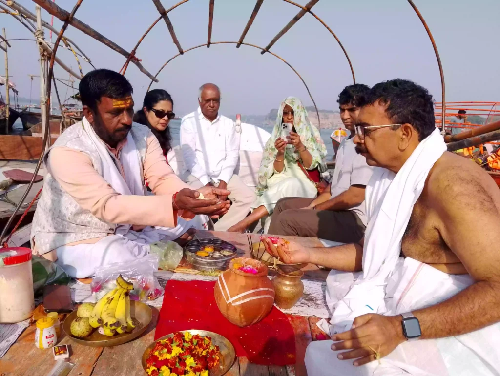 Who is eligible to perform the Asthi Visarjan ritual or can women perform it?