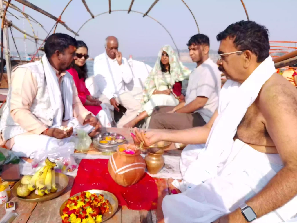 How should the ashes be handled and stored before bringing them to Prayagraj?