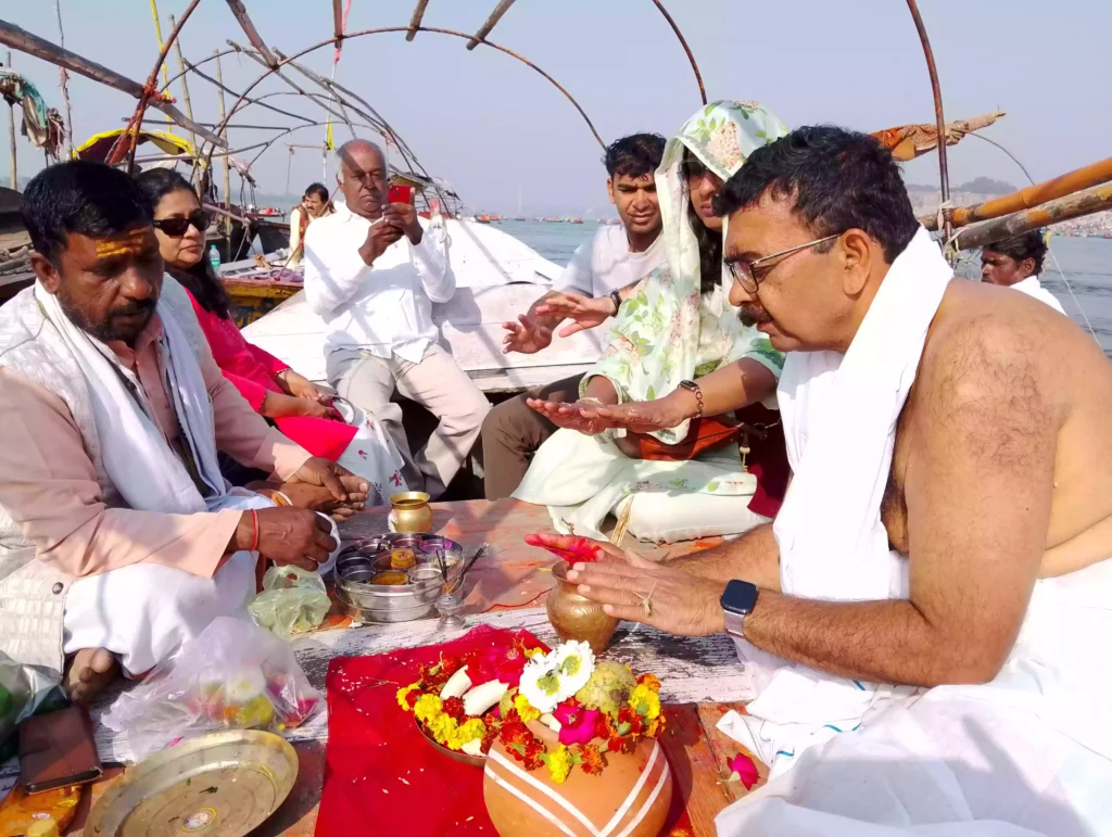 What should be done with the urn or Kalash and the cloth wrapping after the ashes are immersed?