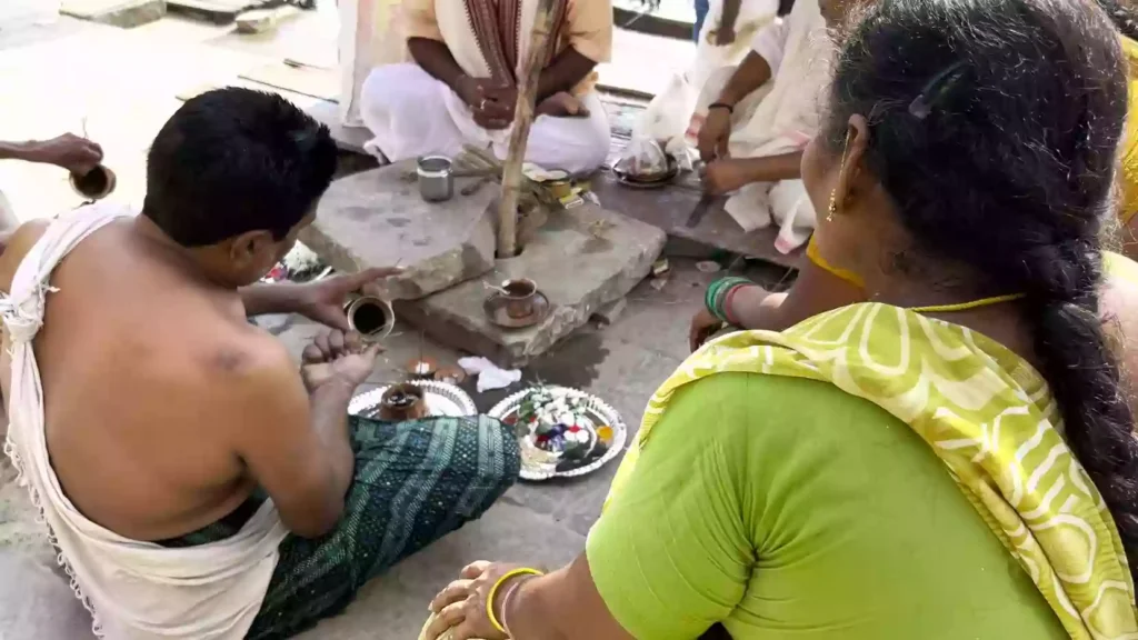At which specific Ghats in Varanasi is Asthi Visarjan typically performed?