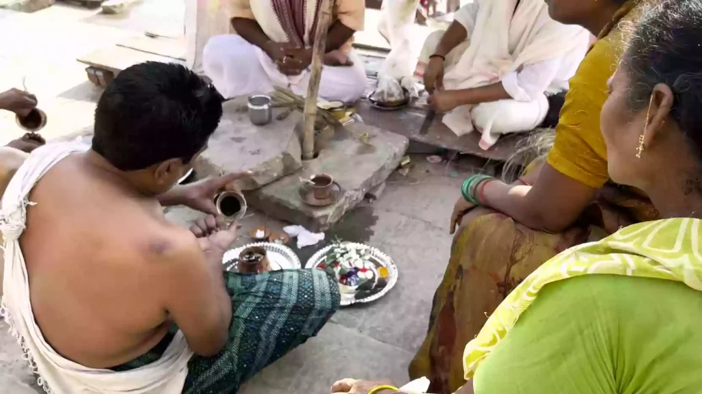 What is the typical procedure followed for Asthi Visarjan at the Ghats of Varanasi?