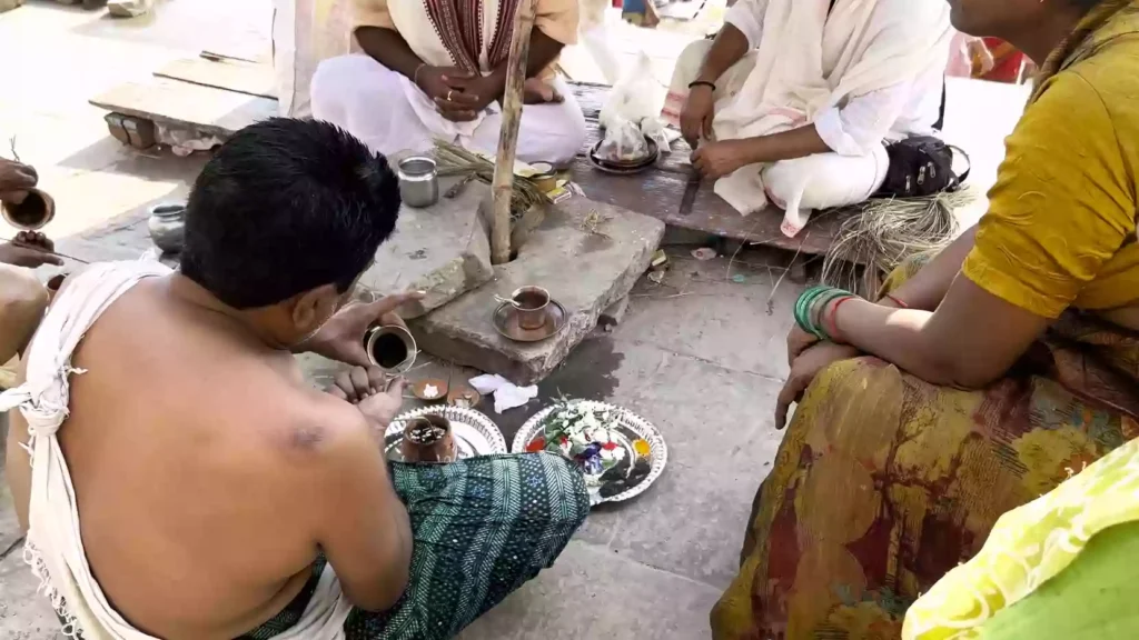 Is it necessary to hire a Pandit for Asthi Visarjan in Varanasi and How can I find one?