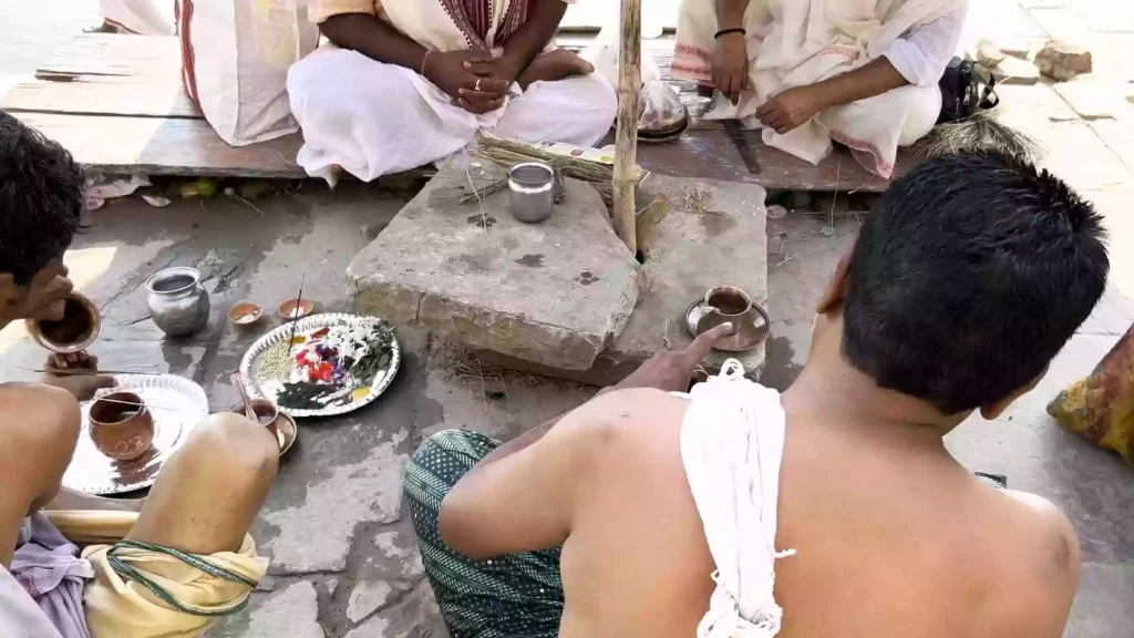 Is there a specific best time or auspicious day for Asthi Visarjan in Varanasi?