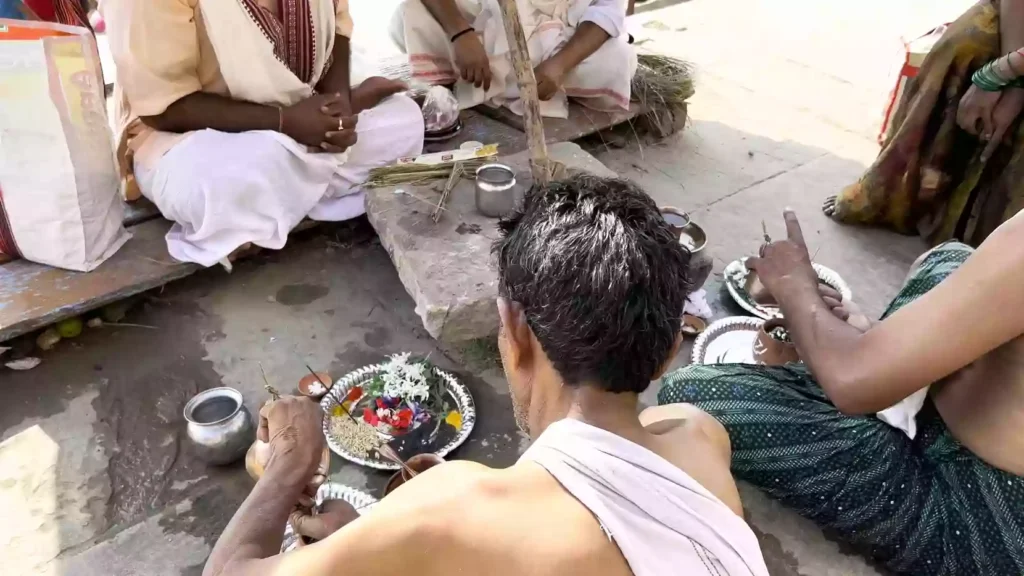 How much time should I allocate for the Asthi Visarjan ritual in Varanasi?