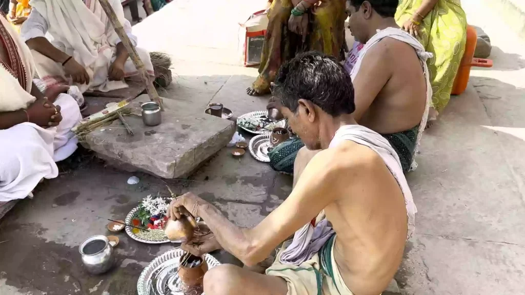 What rituals or actions are recommended after completing the Asthi Visarjan in Varanasi?