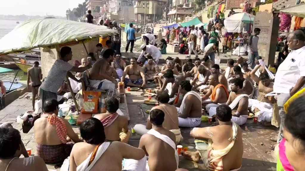 How should the ashes be transported legally and respectfully while travelling to Varanasi?