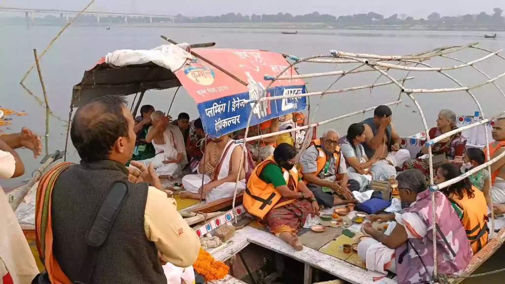 Who typically performs the Veni Daan ritual in Prayagraj?