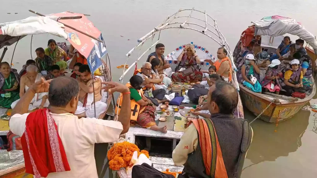 What is the procedure involved in Veni Daan at Prayagraj?