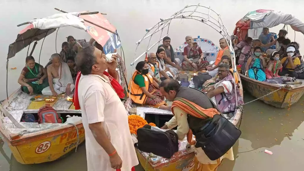 What happens to the offered hair at the Triveni Sangam in Prayagraj?