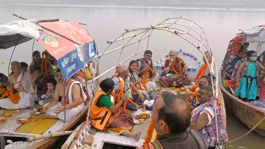 Are there any specific dress codes for performing Veni Daan in Prayagraj?