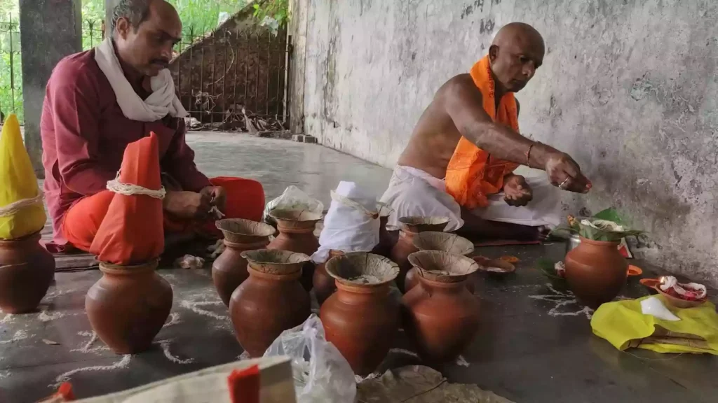 Where exactly in Prayagraj is Narayan Bali typically performed?