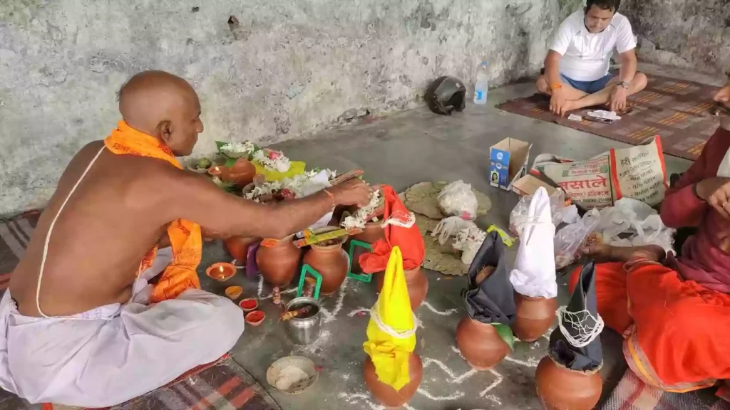 How is the Nagvasuki Temple relevant to rituals in Prayagraj?