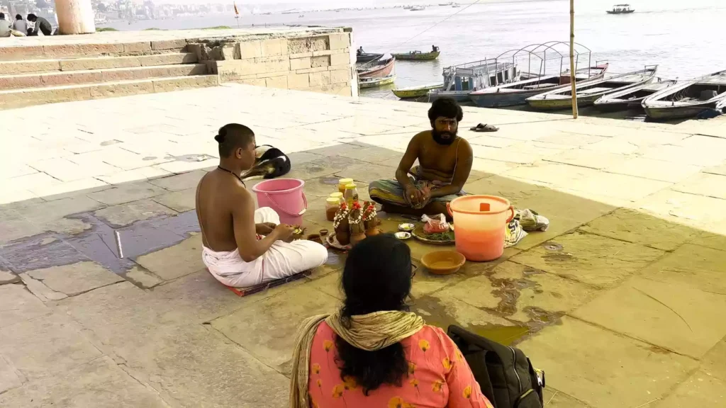 What is the unique significance of Pishach Mochan Kund in Varanasi for Narayan Bali?