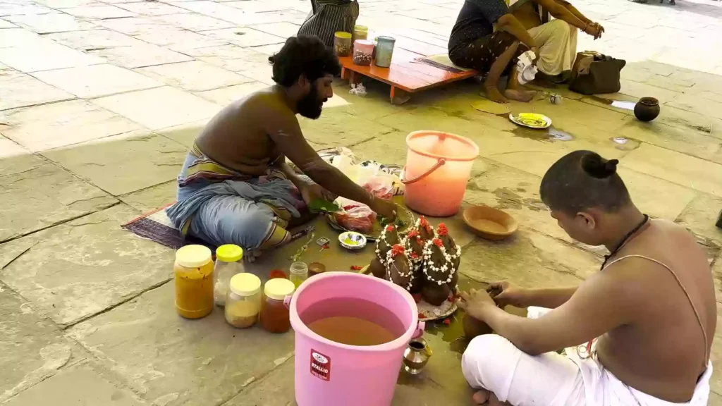 What are the specific benefits of performing Narayan Bali in Varanasi?