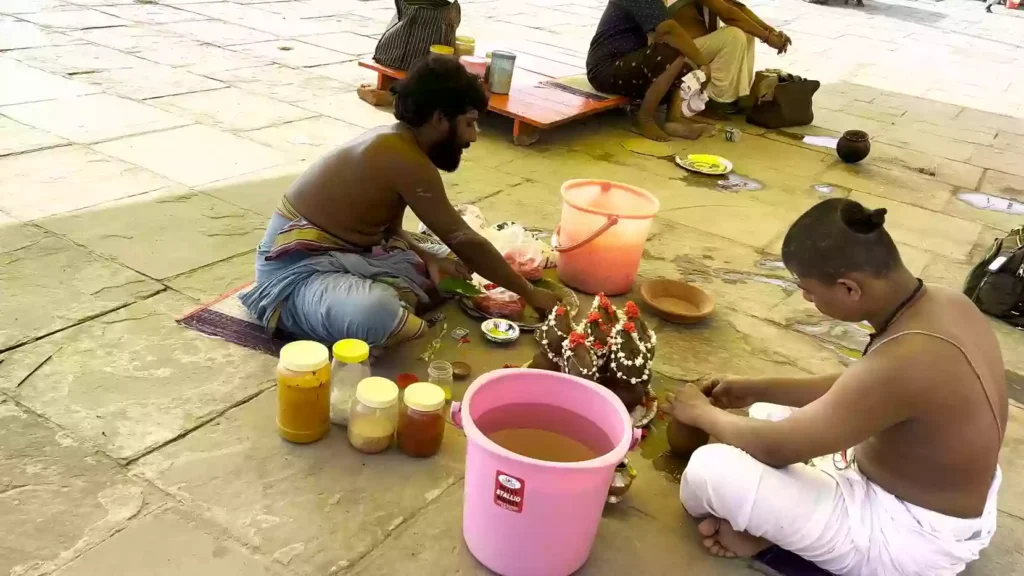 Are there specific rules or preparations for the devotee performing the puja in Varanasi?