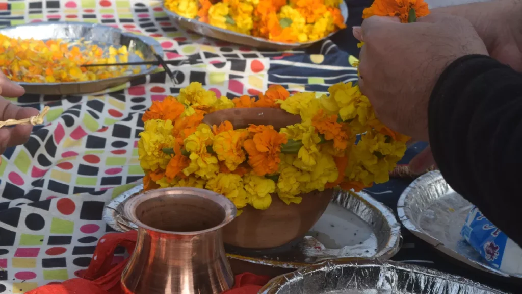 Who typically performs the Asthi Visarjan ritual in Haridwar?