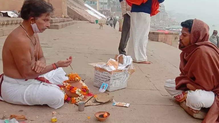 Photo of a Pratinidhi and Pandit performing online asthi visarjan in varanasi