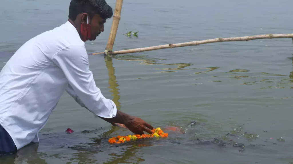 Photo of Pratinidhi immersing Pindas in Ganga ji after performing Online Pind daan in Prayagraj