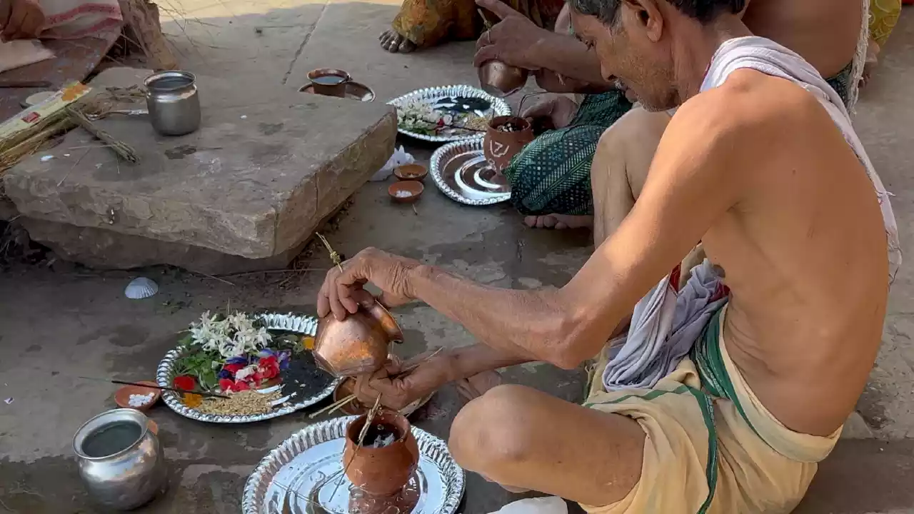 Photo showing a devotee doing shradh-Beyond Pitrupaksha, best time for teerth shradh