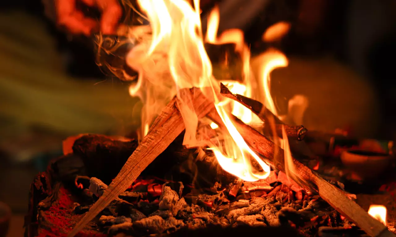 The divine Agni symbolizes purity and transformation. Each offering in the sacred fire carries our prayers to the divine, filling the atmosphere with peace and positivity. Kartik-poornima