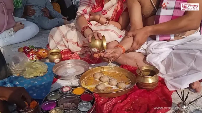 Image of A couple perform shradh in boat in triveni sangam prayagraj- Prayagraj pilgrimage from Malaysia