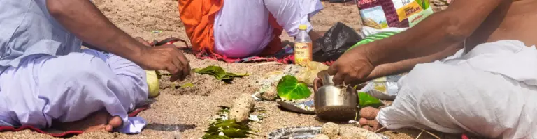 Image of Pind Daan ceremony at Vishnupad Temple, Gaya