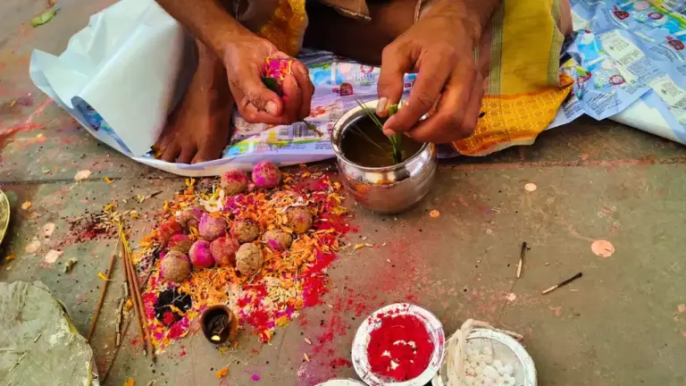 Pind daan in Varanasi