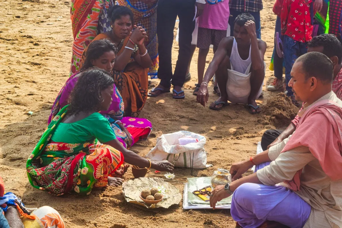 A woman performing Pind Daan at Gaya — daughters can and do perform Hindu ancestral rites