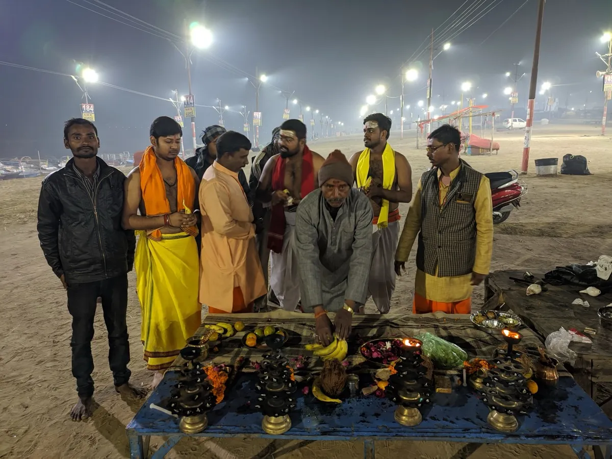 Prayag Pandits team performing Ganga Poojan and Asthi Visarjan at Triveni Sangam, Prayagraj