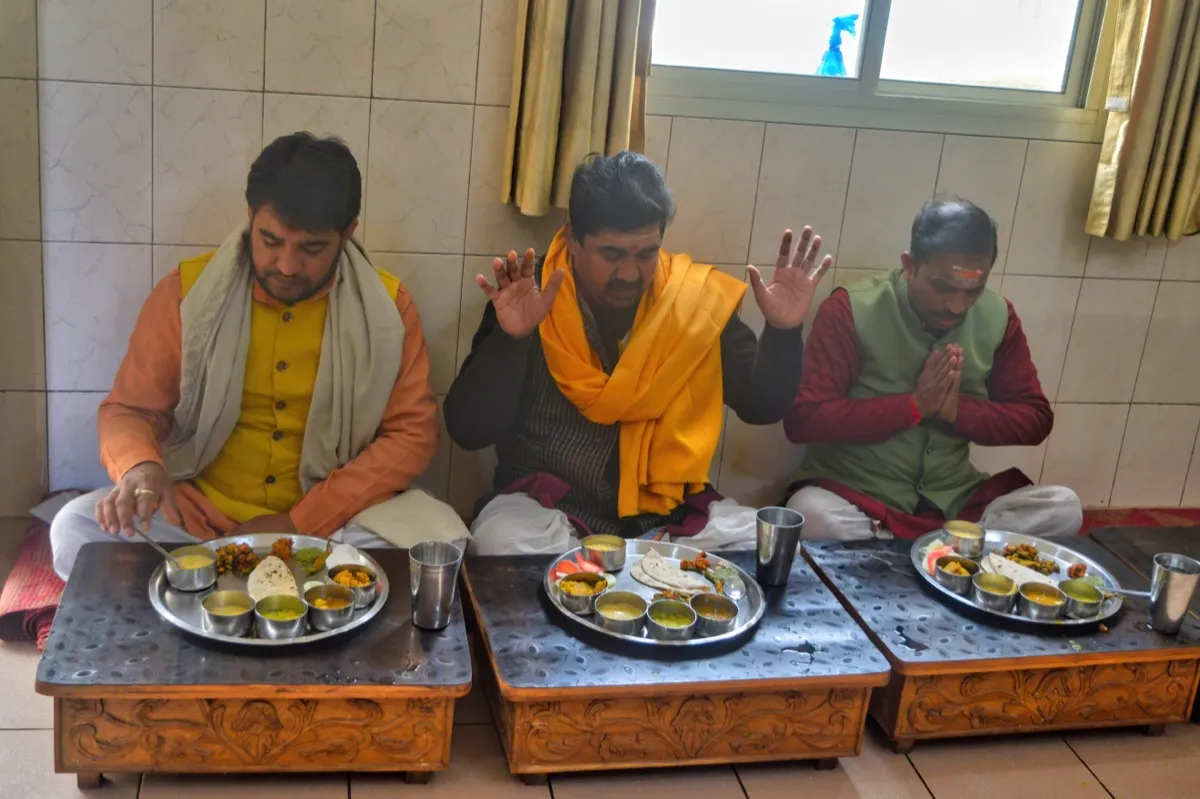 Brahmin Bhoj feeding during Shradh ceremony in Varanasi
