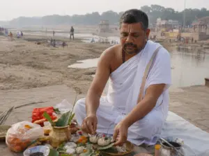 Pandit Ji preparing pind offerings during a ceremony in Gaya